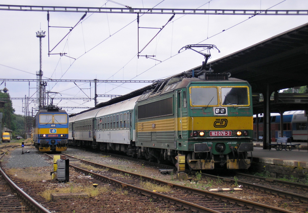 163 076-3