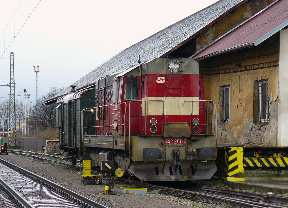 742 251-2